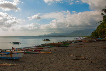 一小支腿风格意大利船在热带海滩上休息。香兰，班乃菲律宾