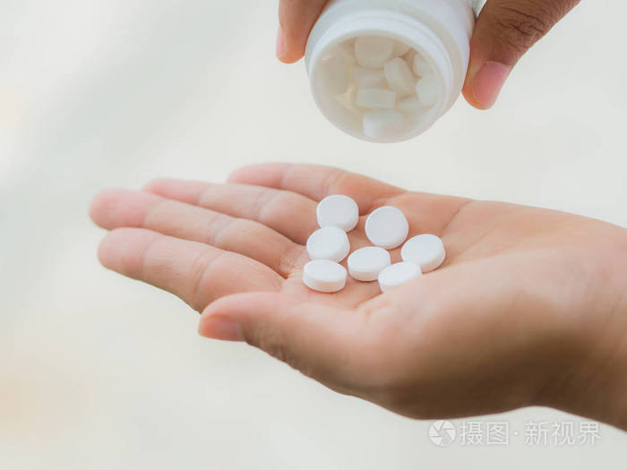 一名年轻女子出药注入她的手