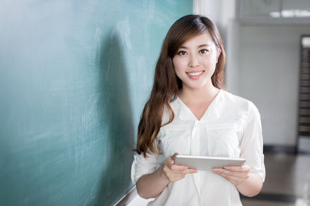 亚洲女人控股平板电脑黑板