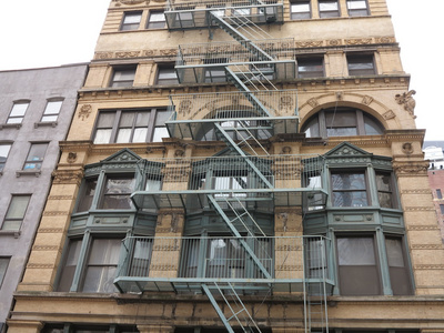 兵马俑和铁工作在纽约的美丽大楼楼梯例