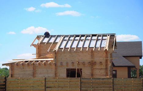 承建商盖屋顶的人.生成器修复和躺着沥青油毡瓦的屋顶瓦片木屋屋顶.