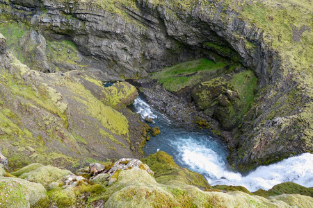 瀑布在河 Skoga 在冰岛