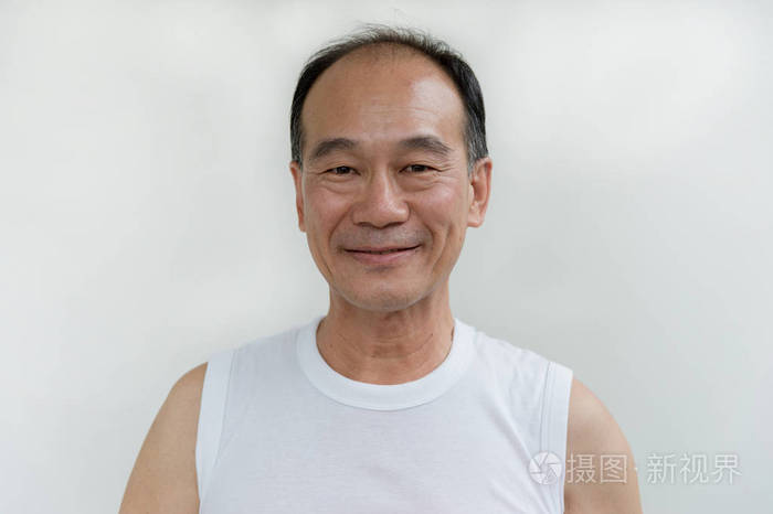 老人亚洲穿白色衬衫白色背景上的肖像
