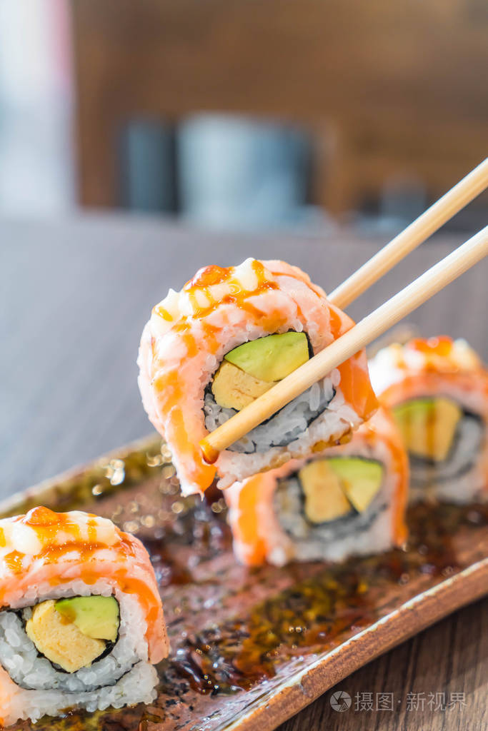 烤三文鱼寿司卷