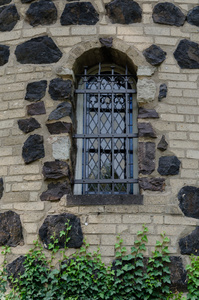 一座古老建筑的拱形窗户