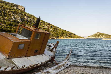被遗弃的渔船上海滩，Alonissos，希腊
