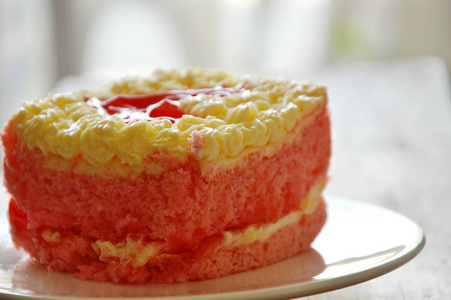 草莓奶油蛋糕装饰在菜上红色的心