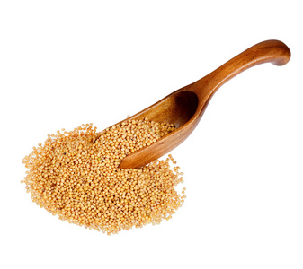 黄芥末籽在木勺,孤立的白色背面照片