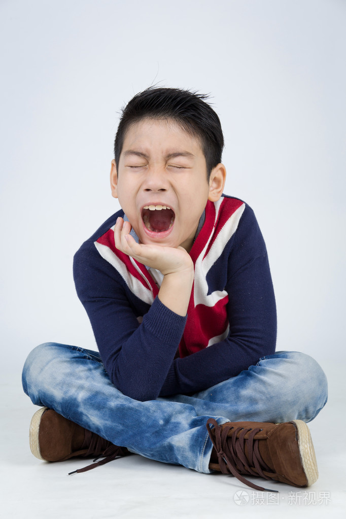 亚洲小男孩,令人震惊的年轻面孔