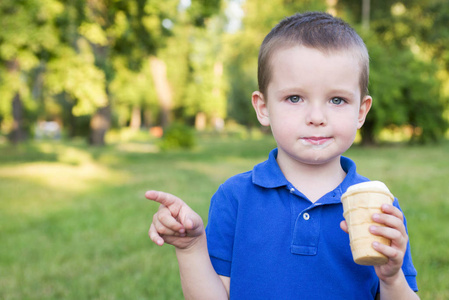 可爱的宝宝，吃冰激淋。一个孩子在户外吃着冰淇淋。