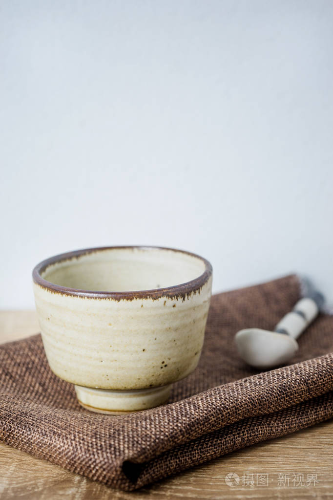 陶瓷碗和陶瓷勺子木制的桌子上