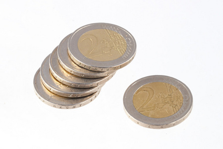 关闭了一堆两欧元硬币的照片