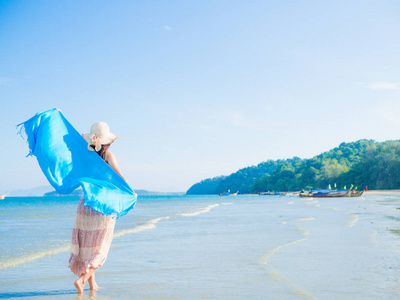 在夏天度假穿夏天帽子和海滩的女人穿衣服看这美丽的景色，在海洋