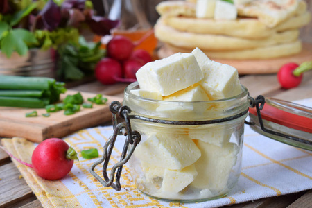 广场传统希腊奶酪奶酪配扁平的面包 生菜 洋葱和萝卜对木制背景的多维数据的集