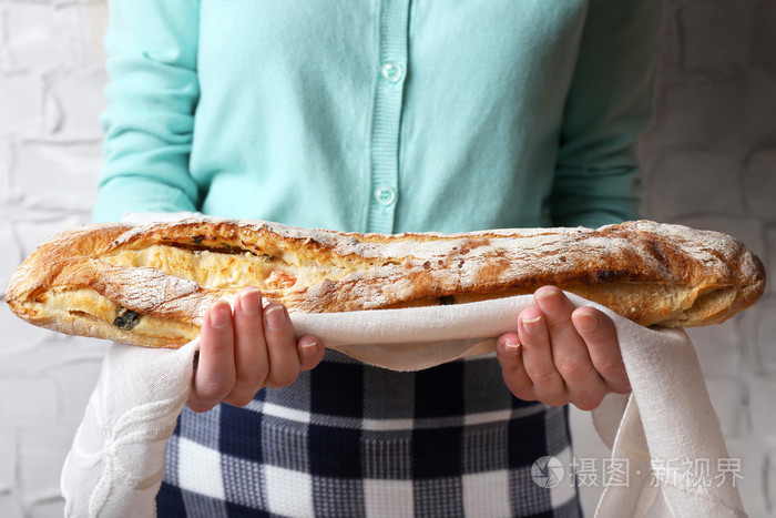 女人抱着可口的新鲜面包关闭