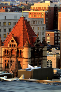在波士顿的古老和现代的建筑物
