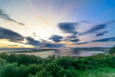 在韦斯特罗斯，苏格兰尼斯湖扫帚上的日落