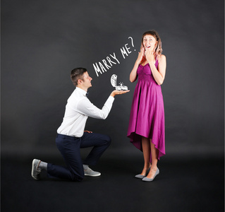 浪漫的男人向女人求婚照片