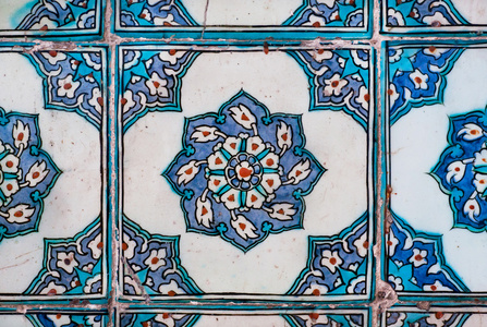 在16世纪的土耳其宫殿里用鲜花装饰的墙