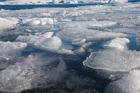 关闭了冬天在冰岛的环礁湖中的冰