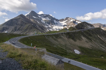 在高山的危险而曲折的道路