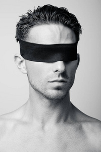 一个男人被蒙住双眼的肖像图片