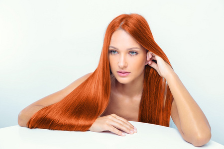 红头发的女孩一个美丽的女人长红健康有光泽直发,白色上孤立的肖像