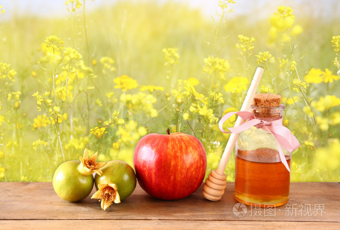 犹太新年 jewesh 假日 概念蜂蜜 苹果 石榴在木桌。传统节日符号