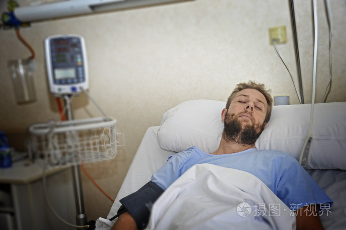 受伤的人躺在床上医院房间休息从痛苦看在身体状况不佳
