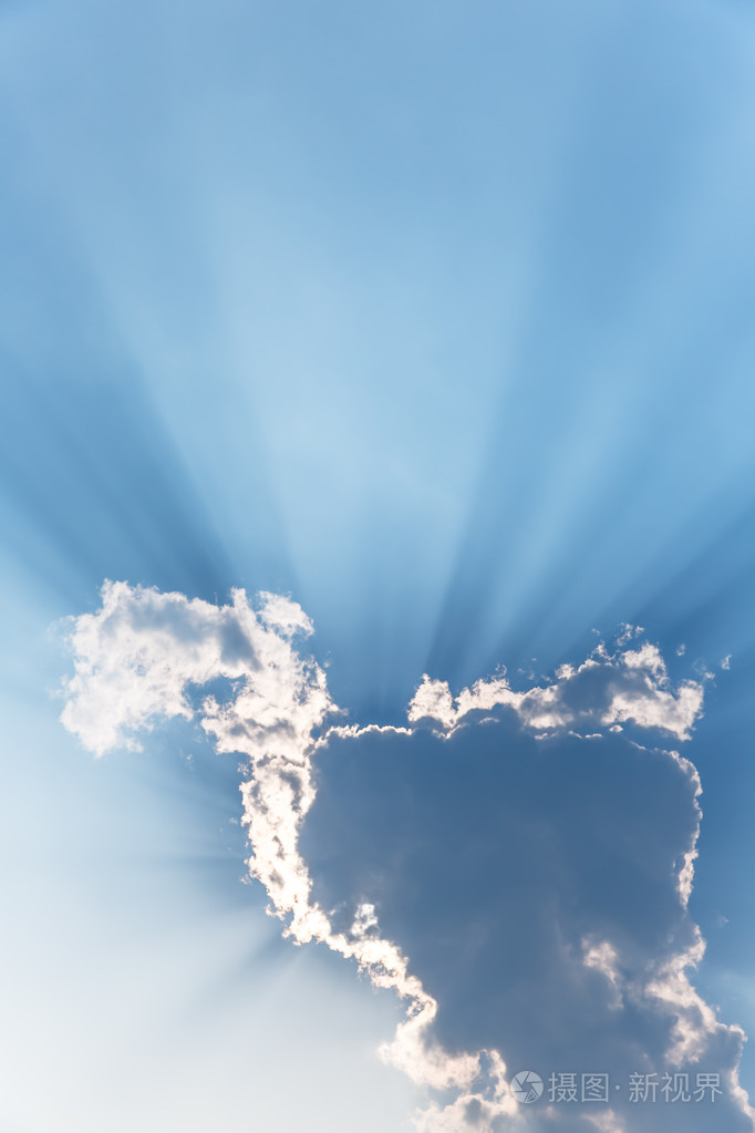 通过在蓝蓝的天空上的阴霾的阳光