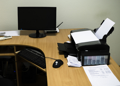 工作场所与张木桌 电脑 打印机 显示器 鼠标和键盘