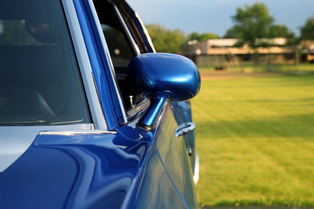 复古蓝色老爷车在炎热的夏天。车镜