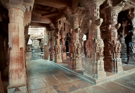 印度寺庙内有雕塑的柱子