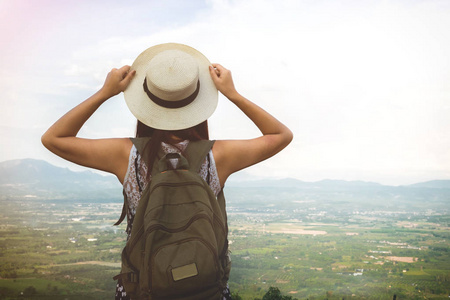 轻松快乐的旅行者，与 backpa 的年轻时髦女人旅行