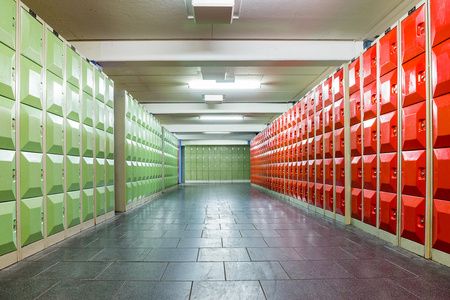 储物柜学校教学楼的走廊图片