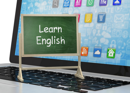 黑板上的笔记本电脑图片