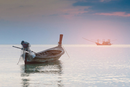 小渔船放弃的海洋景致图片