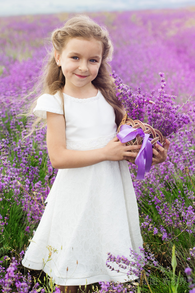 薰衣草田与花篮漂亮女童