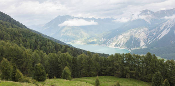 在阿尔卑斯山的美丽景观的视图图片