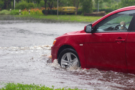 汽车在大雨中照片