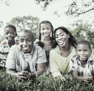 幸福的非洲家庭