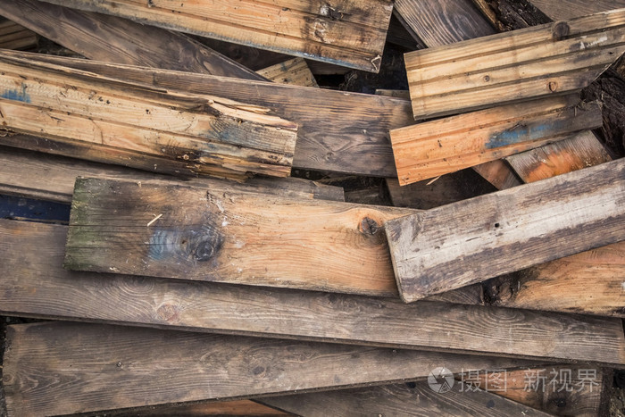 堆旧被销毁掉腐朽的地板