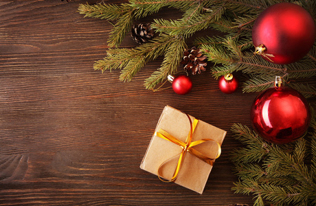 礼品盒与木制背景装饰圣诞树