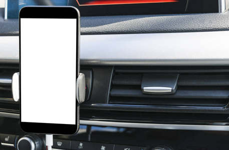 在导航或 Gps。 驾驶一辆带有智能手机持有人在车上使用的智能手机。孤立的白色屏幕的手机。空白的空白屏幕。复制空间。文本的空白空