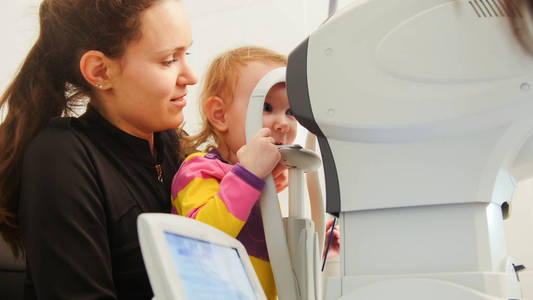 使用眼科仪器的儿童检查视力图片