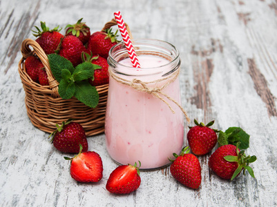 用草莓酸奶