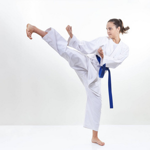 一个女孩的蓝带跳动踢腿照片