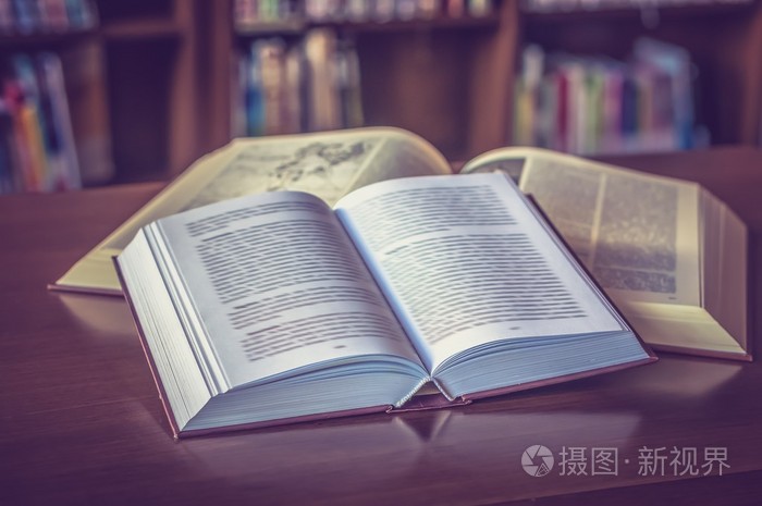 图书馆桌子上打开的书