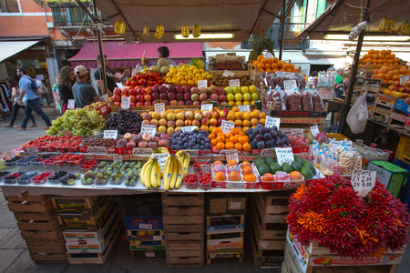 五颜六色的水果与蔬菜水果市场图片
