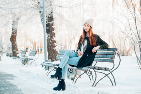 美丽的冬天的雪域风光的年轻女子的画像